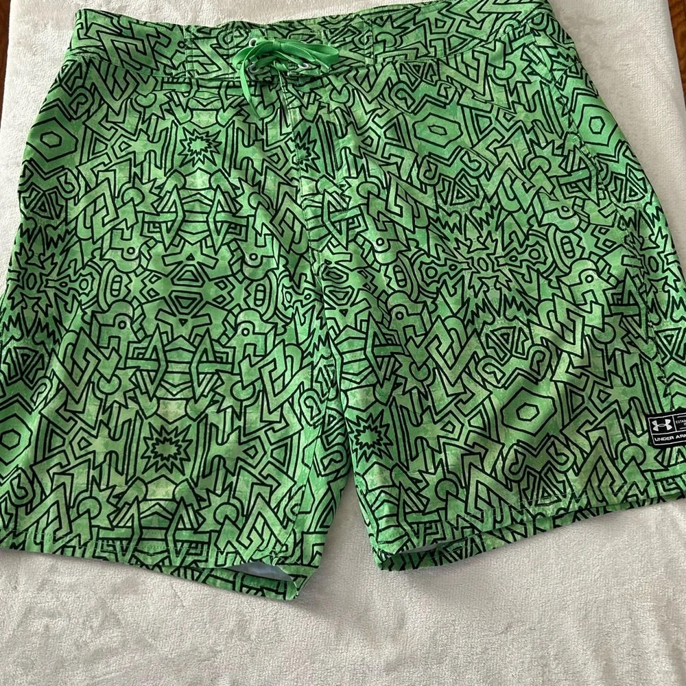 Under Armour Heat Gear Loose Fit Green and Black Pattern Board Shorts, Size 38